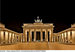 Ein Foto vom Brandenburger Tor bei Nacht.