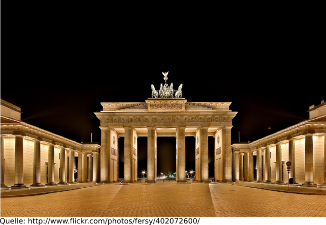 Ein Foto vom Brandenburger Tor bei Nacht.